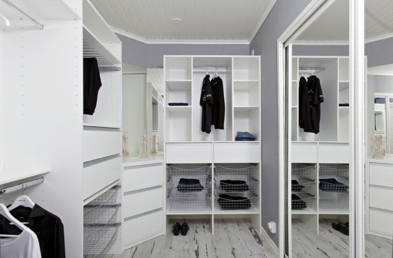 Mirror Line Walk-in closet med olika förvaringslösningar