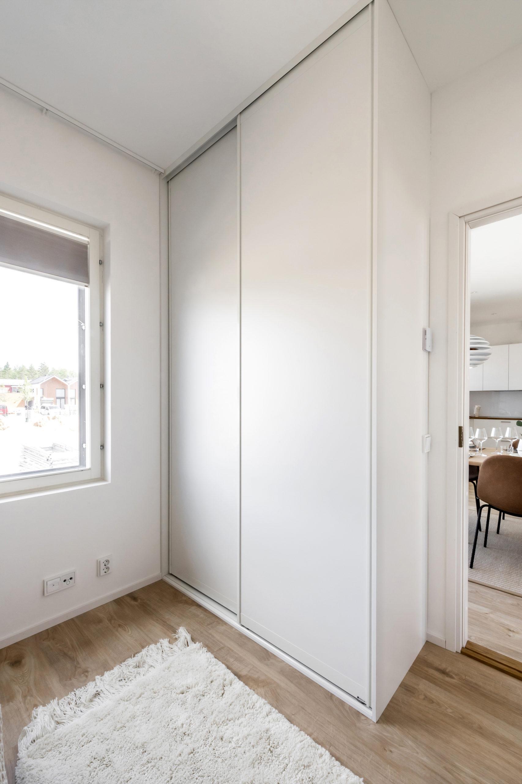 Skjutdörrarna i gästrummet är designade med Twin aluminiumramar. Garderobens storlek 150cm x 275 cm. Priset på helheten 14 269 SEK.