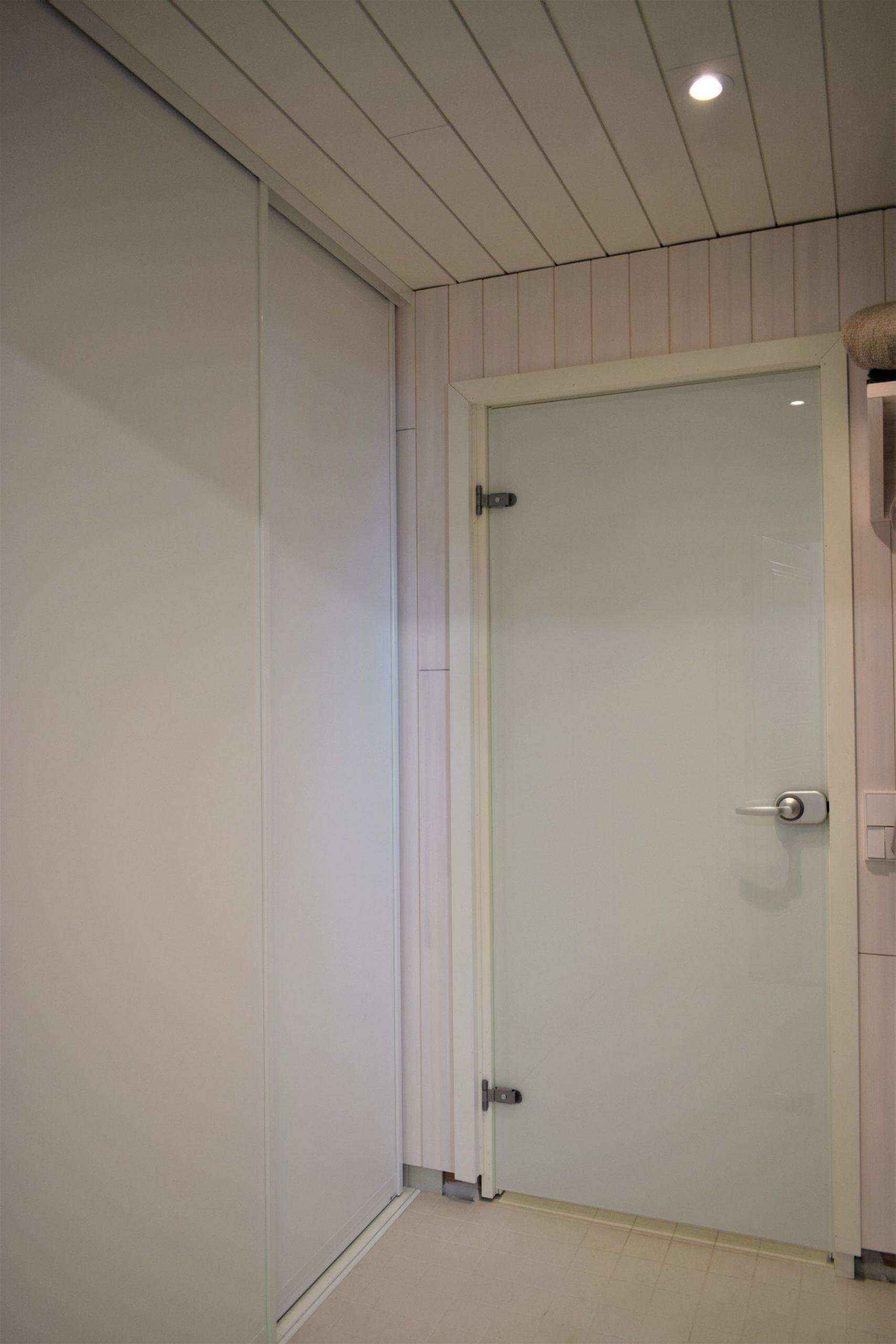 3 dörrar. Dörramar Classic Mini i vitt. Skjutdörrarnas bredd är cirka 74 cm och öppningens höjd är 240 cm. Priset för en motsvarande lösning är 11 211 SEK.