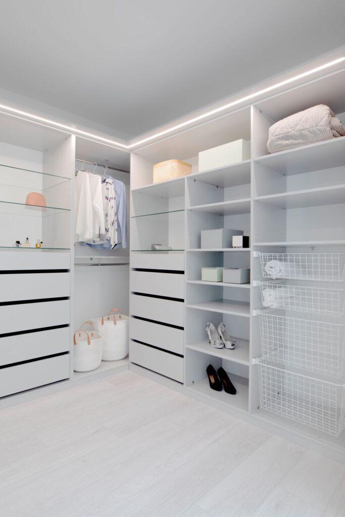 Ljusgrå walk in closet med smarta tillbehör