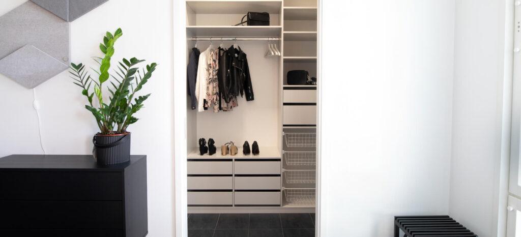 Walk in closet med smart förvaring