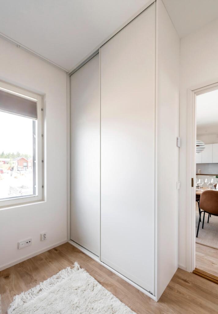 Garderob med vita dörrar