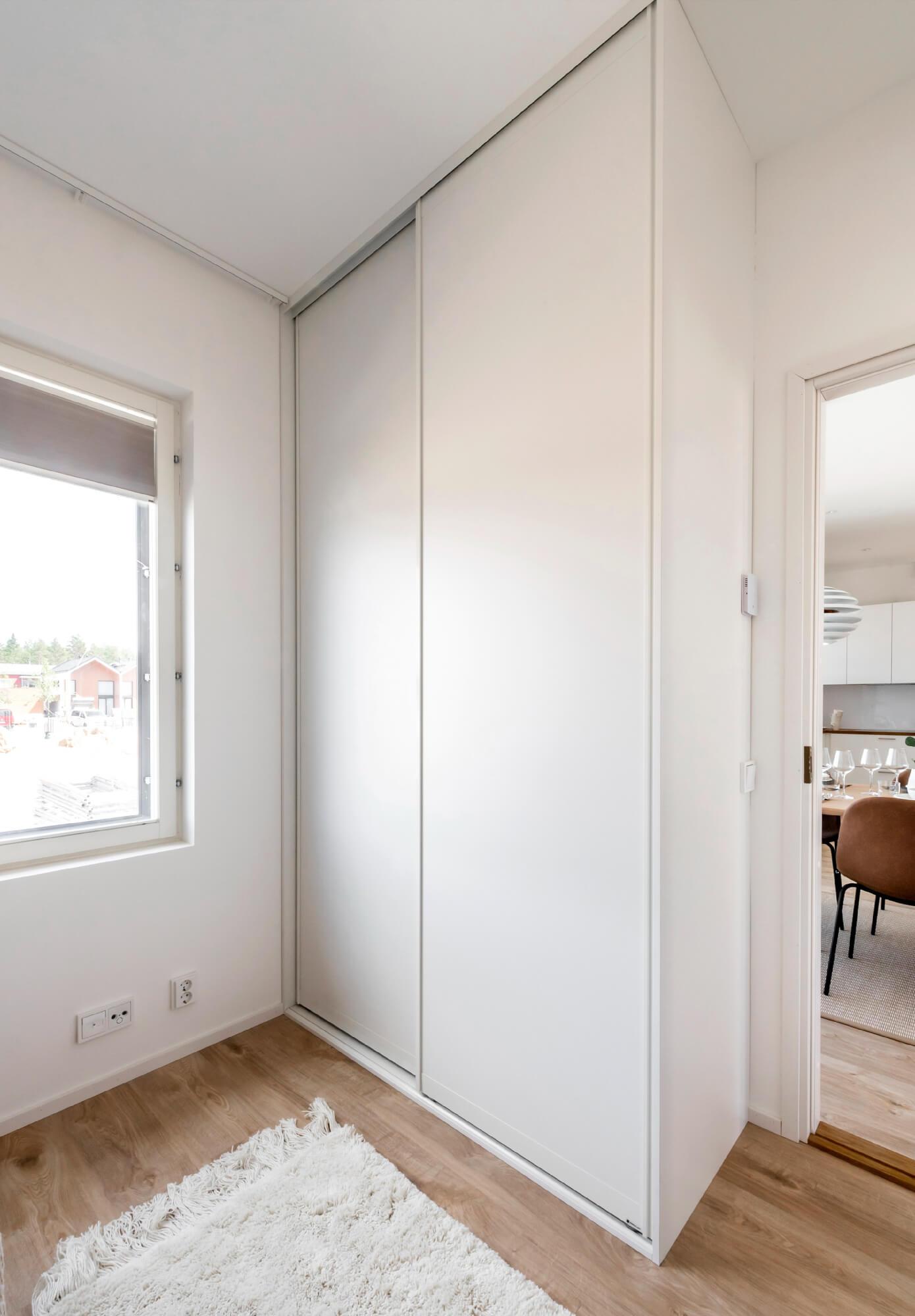 Garderob med vita dörrar